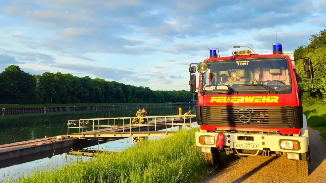 FW Hünxe: Reh im Wesel-Datteln-Kanal - Bild: presseportal.de