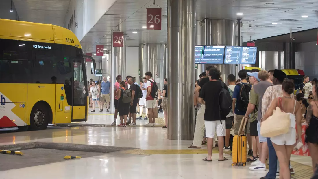 Der Preis für einen Fahrschein in Bus und U-Bahn in Palma wird teurer. - Bild: Clara Margais/dpa