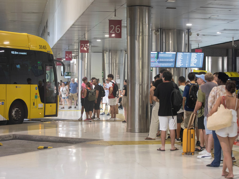Der Preis für einen Fahrschein in Bus und U-Bahn in Palma wird teurer. - Foto: Clara Margais/dpa