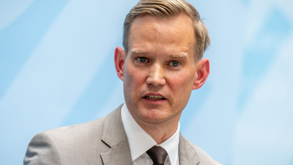 Hendrik Streeck stellt klar: Ihm geht es in der Debatte nicht ums Sparen. (Archivbild) - Foto: Michael Kappeler/dpa