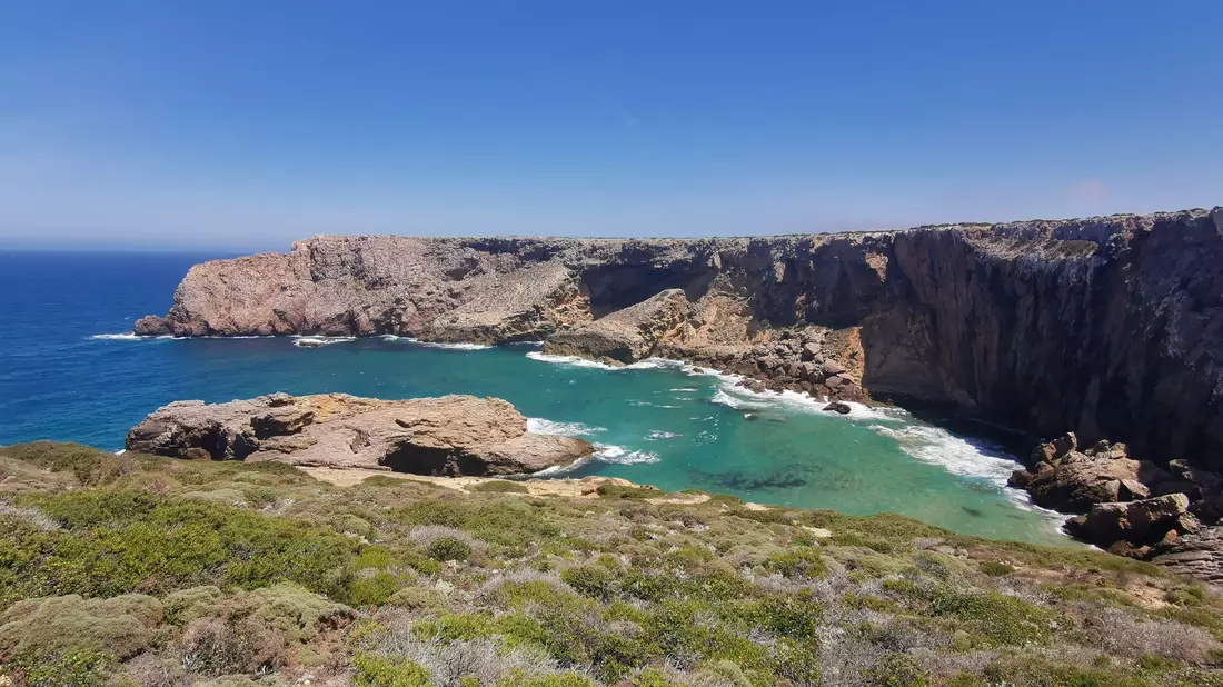 Auch im November sind Urlauber an der Algarve - der Sturm traf unter anderem einen Campingplatz. - Bild: Geraldine Friedrich/dpa-tmn