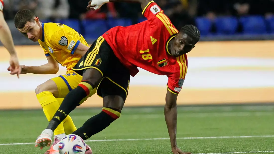 Die Belgier um Amadou Onana (r.) kamen in Kasachstan ins Stolpern. - Bild: Uncredited/AP/dpa