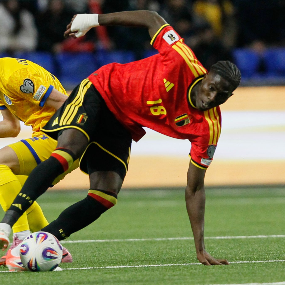 Die Belgier um Amadou Onana (r.) kamen in Kasachstan ins Stolpern. - Foto: Uncredited/AP/dpa