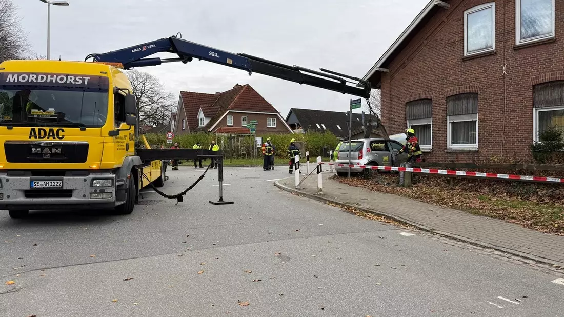 FW-SE: PKW fährt nach Verkehrsunfall in Hauswand - Bild: presseportal.de