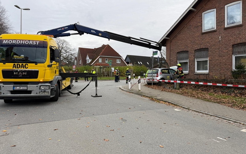 FW-SE: PKW fährt nach Verkehrsunfall in Hauswand - Foto: presseportal.de