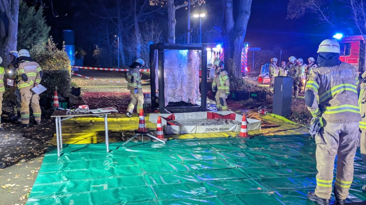 FW-GL: Gefahrstoffaustritt im Kombibad Paffrath - Feuerwehr im Großeinsatz - Foto: presseportal.de