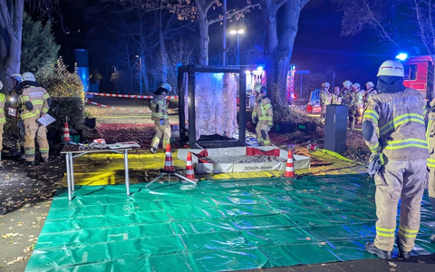 FW-GL: Gefahrstoffaustritt im Kombibad Paffrath - Feuerwehr im Großeinsatz - Foto: presseportal.de