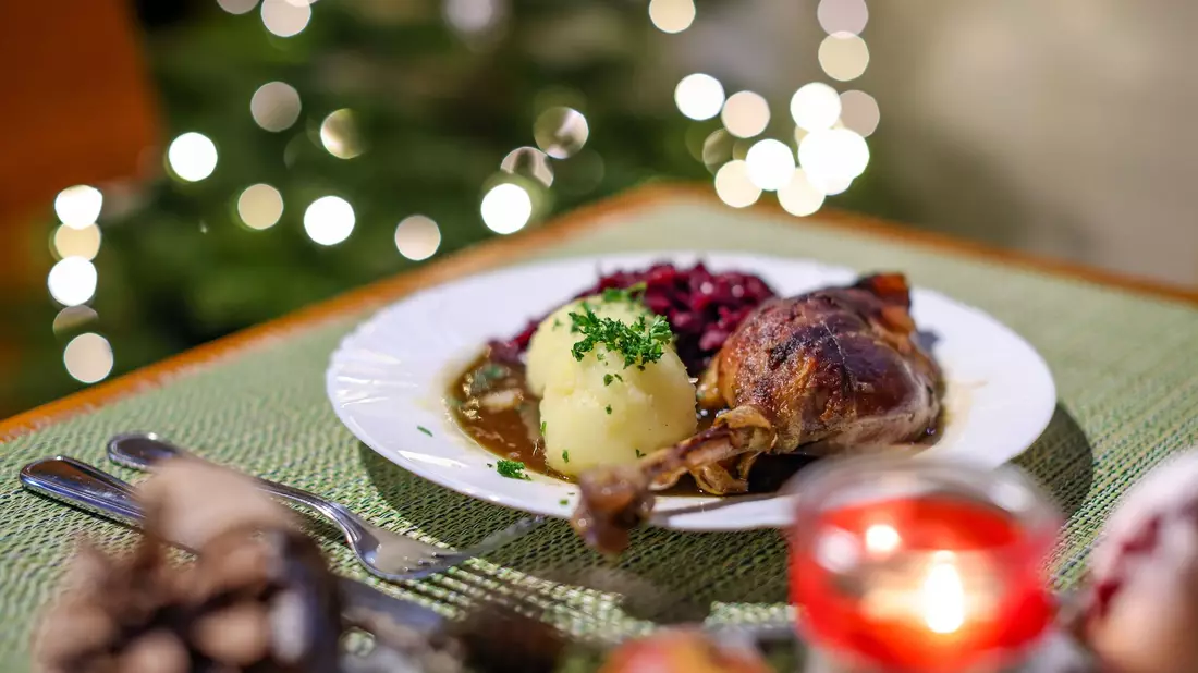 Wird der Gänsebraten im Restaurant auch als Folge der Geflügelpest teuer? (Symbolbild)  - Bild: Jan Woitas/dpa-Zentralbild/dpa