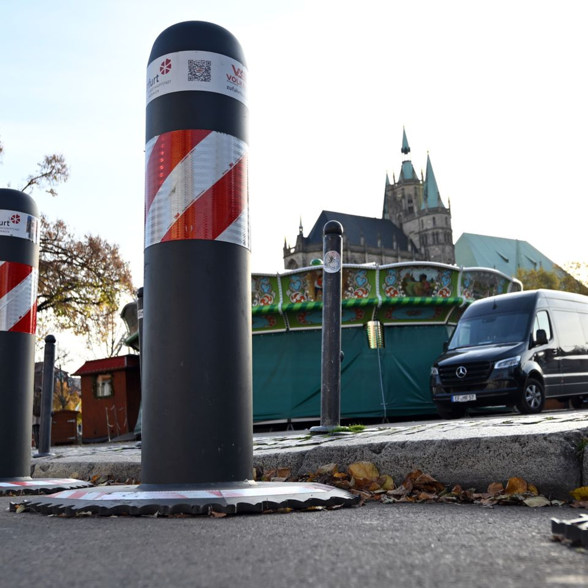 Die deutschen Weihnachtsmärkte werden wie hier in Erfurt mit Pollern und anderen Sperren gesichert.  - Foto: Martin Schutt/dpa