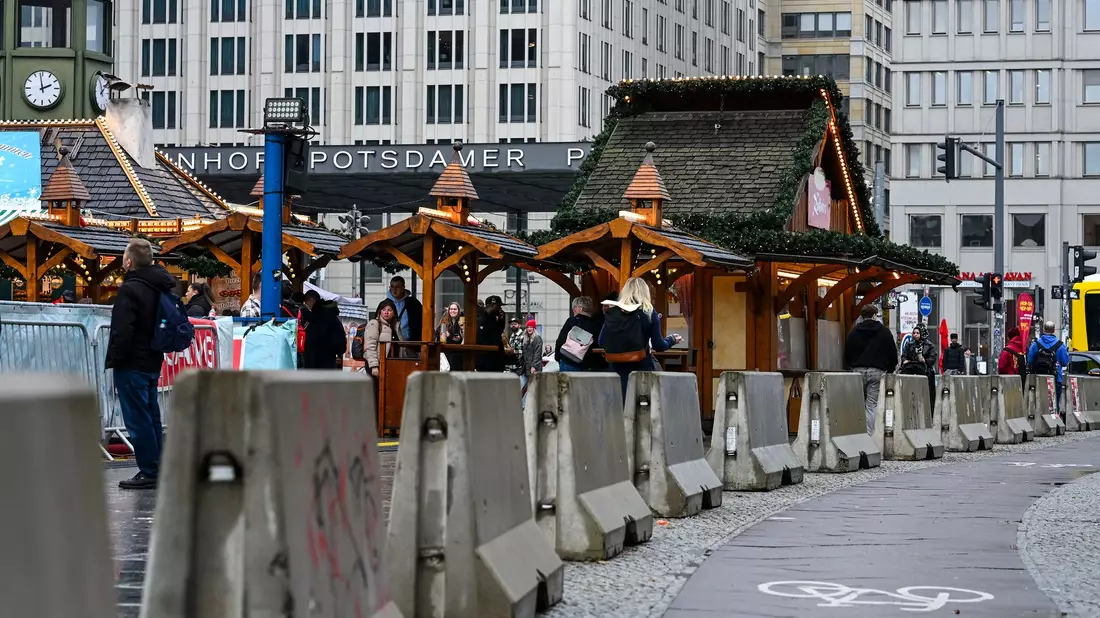 In Berlin und den anderen deutschen Städten werden die Weihnachtsmärkte mit Sperrelementen gesichert.  - Bild: Jens Kalaene/dpa
