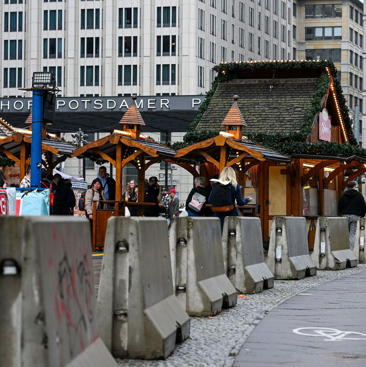 In Berlin und den anderen deutschen Städten werden die Weihnachtsmärkte mit Sperrelementen gesichert.  - Foto: Jens Kalaene/dpa