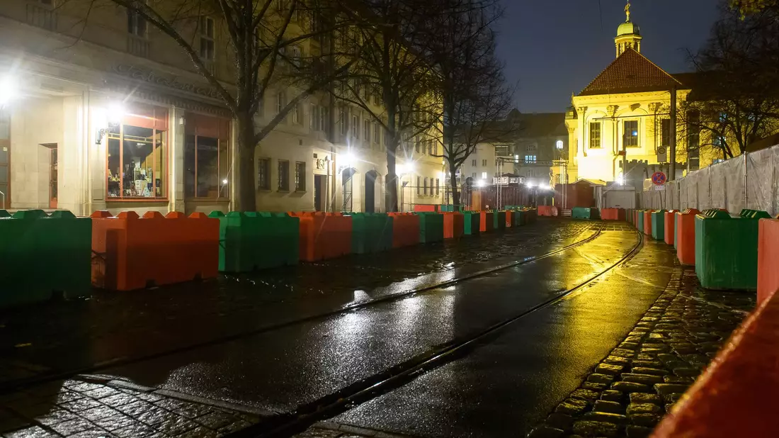 Mit schweren Sperren wird der Weihnachtsmarkt in Magdeburg begrenzt. - Bild: Klaus-Dietmar Gabbert/dpa