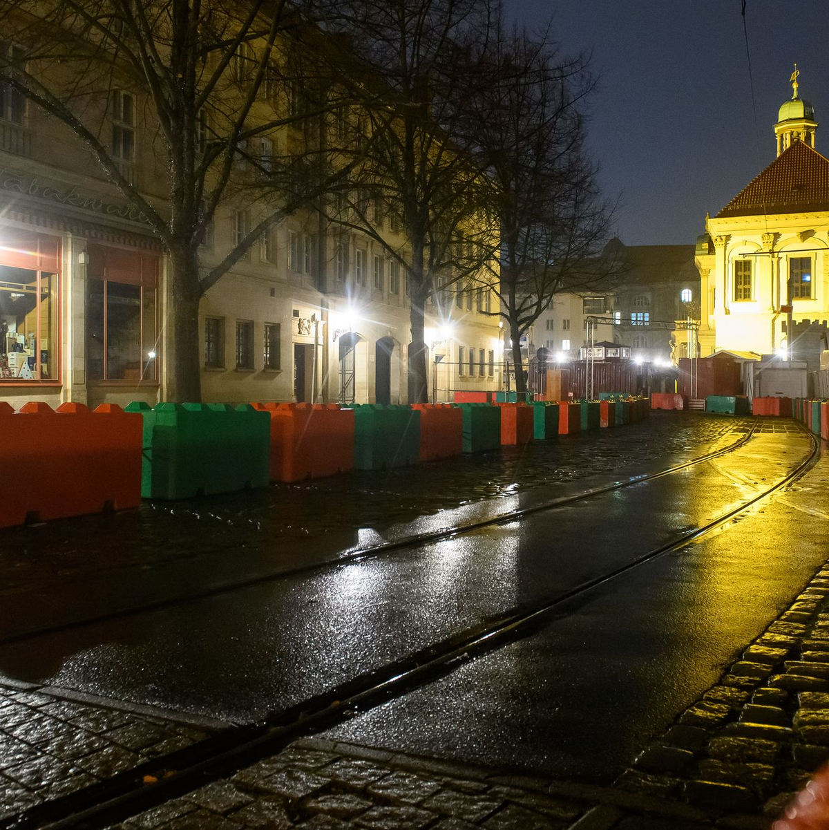 Mit schweren Sperren wird der Weihnachtsmarkt in Magdeburg begrenzt. - Foto: Klaus-Dietmar Gabbert/dpa