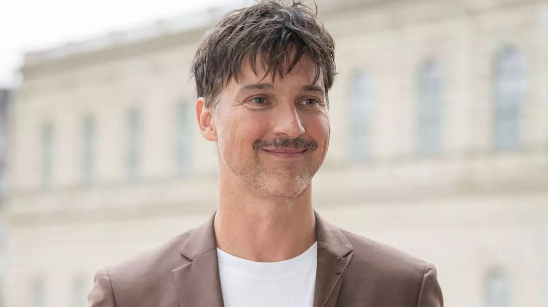 Florian David Fitz: Singen bringt Menschen einander näher / Im Interview mit der Apotheken Umschau spricht der Schauspieler über Scheitern, über die Sucht nach Ruhm und über Momente des Glücks - Bild: presseportal.de