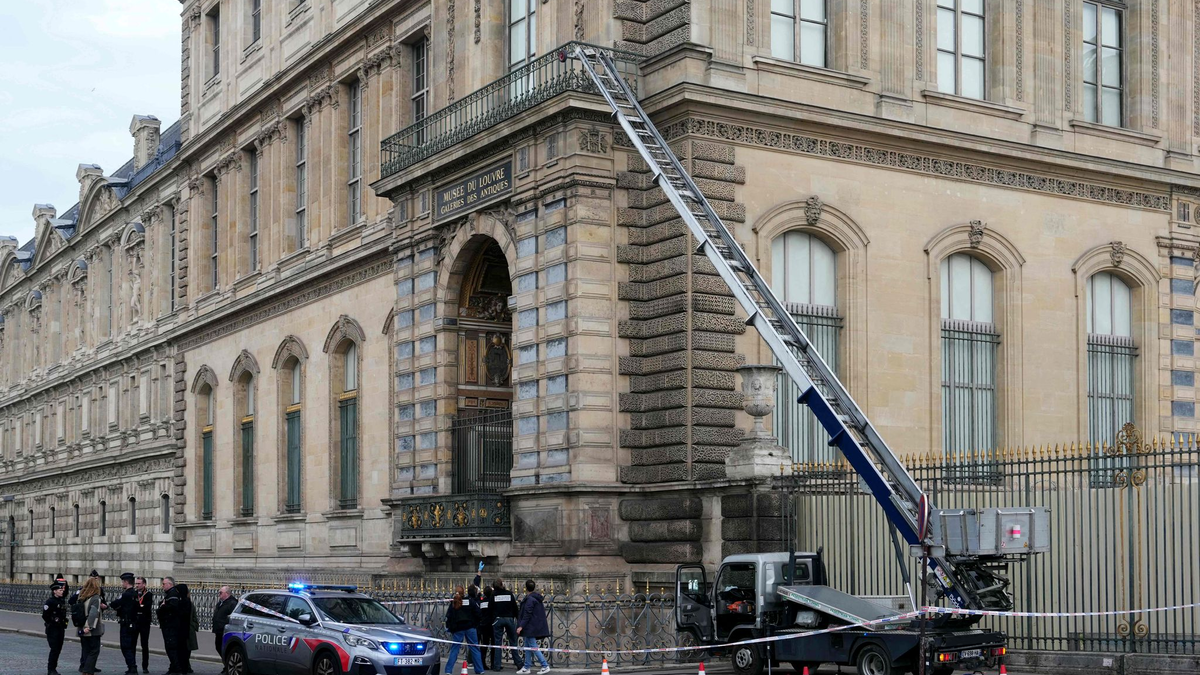 Knapp einen Monat nach dem Einbruch in den Louvre bewahrt Frankreichs Innenminister die Hoffnung, die gestohlenen Schmuckstücke wiederzufinden. (Archivbild) - Foto: Dimitar Dilkoff/AFP/dpa