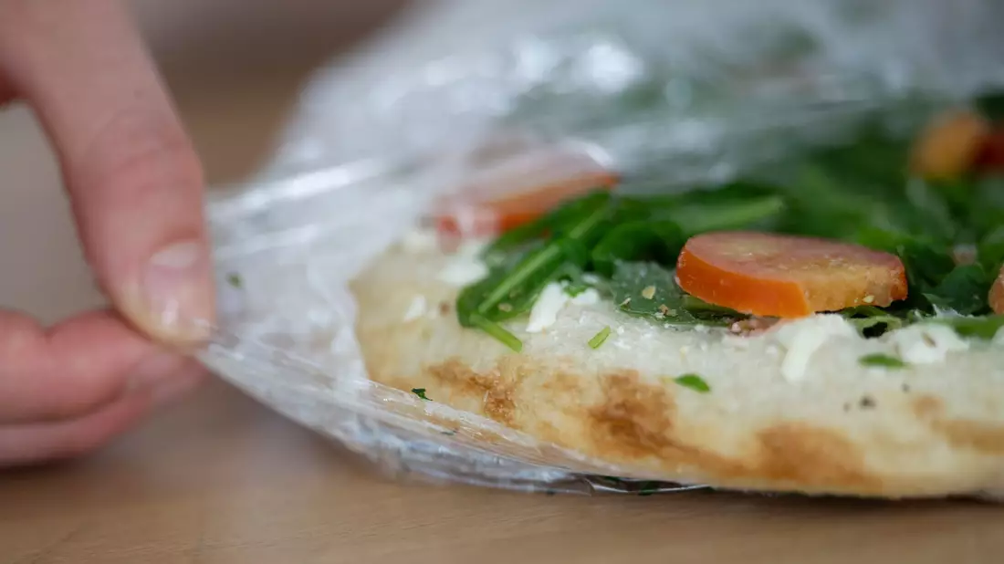 Wird Tiefkühlpizza künftig teuer? (Archivbild)  - Bild: Marijan Murat/dpa