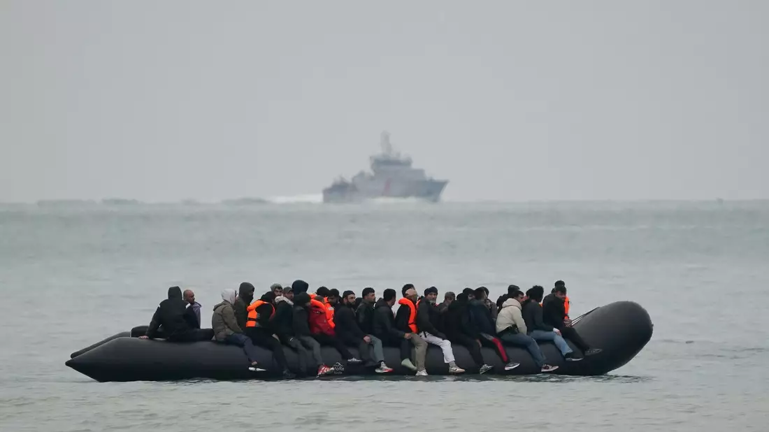 Die Migration in kleinen Booten über den Ärmelkanal ist ein Reizthema in Großbritannien.  (Archivbild) - Bild: Gareth Fuller/PA Wire/dpa
