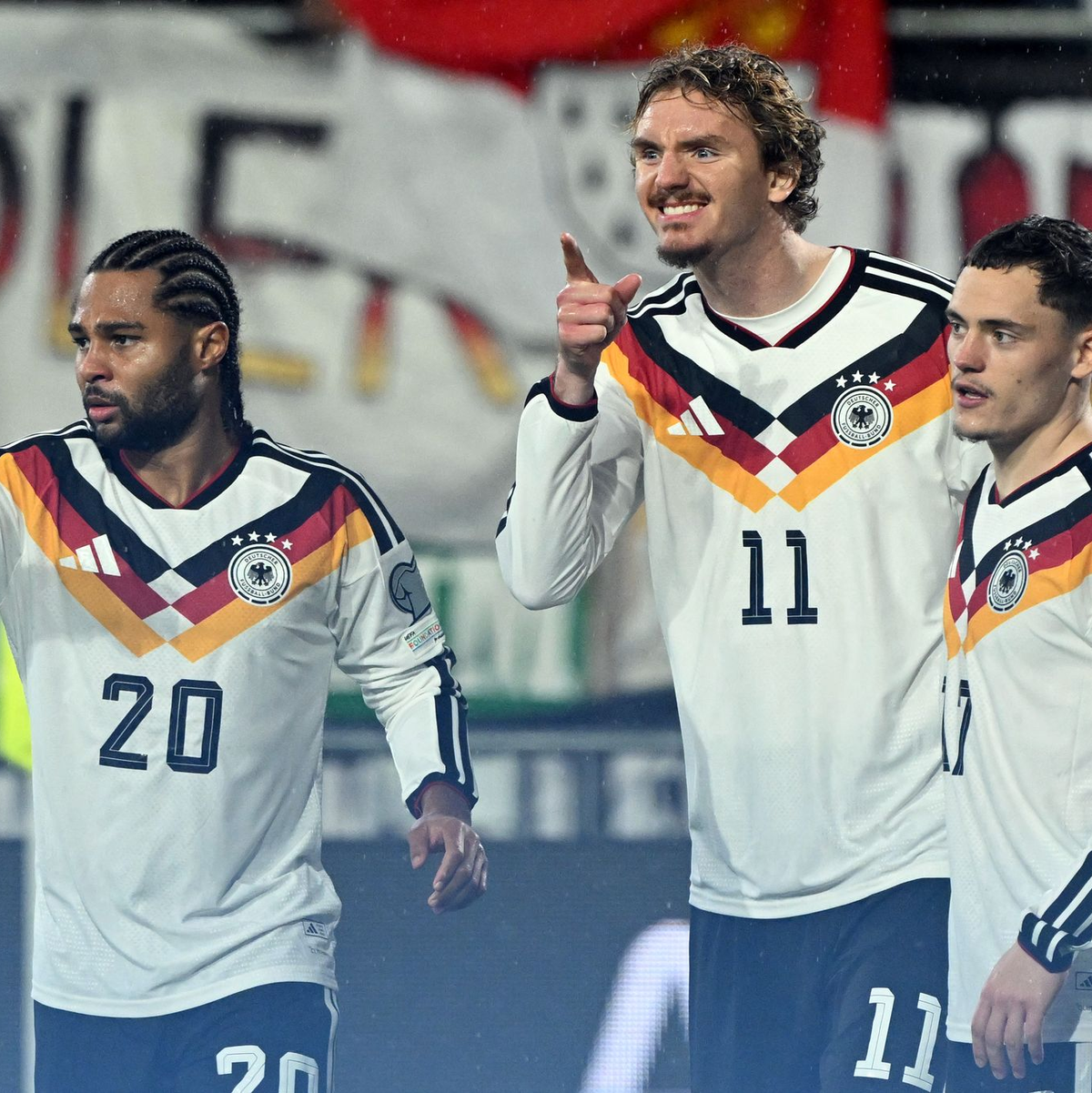 Nick Woltemade (Mitte) jubelt über eines seiner Tore. - Foto: Federico Gambarini/dpa