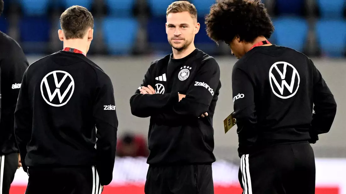 Der verletzte Kapitän Joshua Kimmich steht auf dem Rasen des Stadions in Luxemburg.  - Bild: Federico Gambarini/dpa