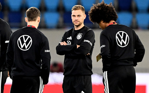 Der verletzte Kapitän Joshua Kimmich steht auf dem Rasen des Stadions in Luxemburg.  - Foto: Federico Gambarini/dpa
