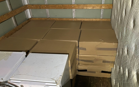 ZOLL-H: 250.000 Zigaretten unter Haushaltsgeräten / ZOLL stellt große Menge Schmuggelzigaretten auf der A2 bei Gütersloh sicher - Foto: presseportal.de