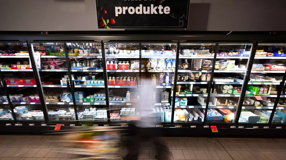 Im Geldbeutel bleibet mehr drin: Butter und Milch sind günstiger zu haben. (Archivbild) - Bild: Philip Dulian/dpa