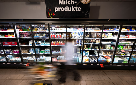 Im Geldbeutel bleibet mehr drin: Butter und Milch sind günstiger zu haben. (Archivbild) - Foto: Philip Dulian/dpa