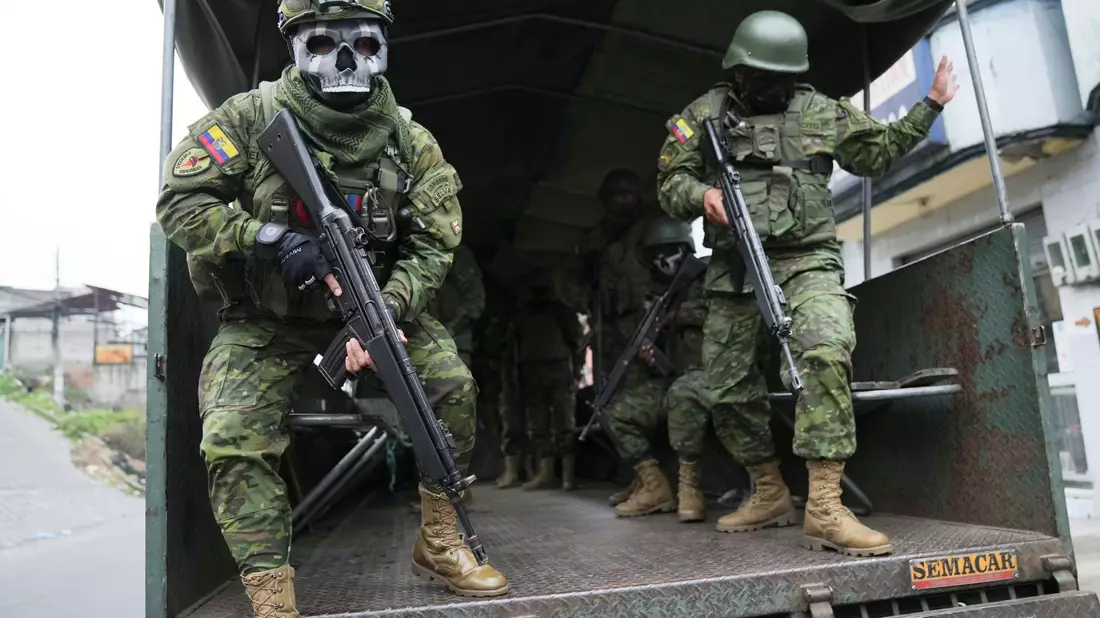 Die ecuadorianische Regierung betrachtet die Gangs als nicht-staatliche Kriegsparteien und geht hart gegen sie vor.   - Bild: Dolores Ochoa/AP/dpa