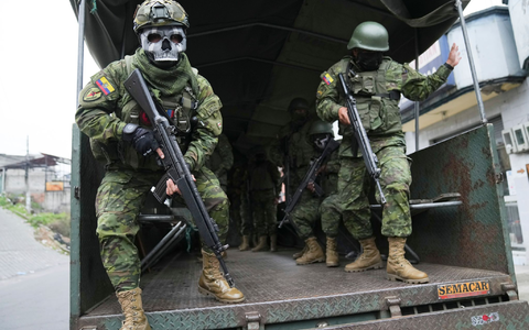 Die ecuadorianische Regierung betrachtet die Gangs als nicht-staatliche Kriegsparteien und geht hart gegen sie vor.   - Foto: Dolores Ochoa/AP/dpa