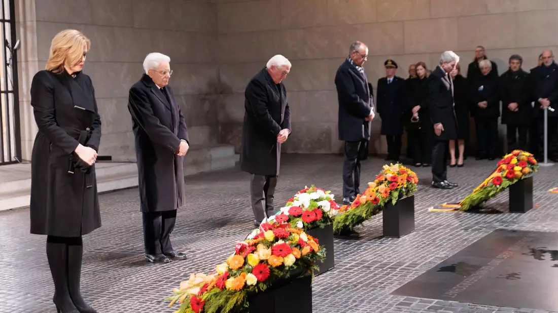 Vor der Gedenkstunde zum Volkstrauertag legen die Spitzen des Staates und Italiens Präsident Mattarella Kränze in der Neuen Wache in Berlin nieder - Bild: Carsten Koall/dpa