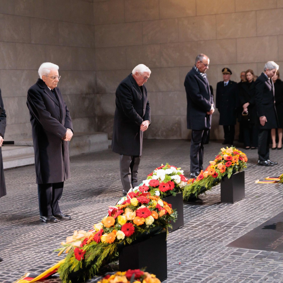 Vor der Gedenkstunde zum Volkstrauertag legen die Spitzen des Staates und Italiens Präsident Mattarella Kränze in der Neuen Wache in Berlin nieder - Foto: Carsten Koall/dpa
