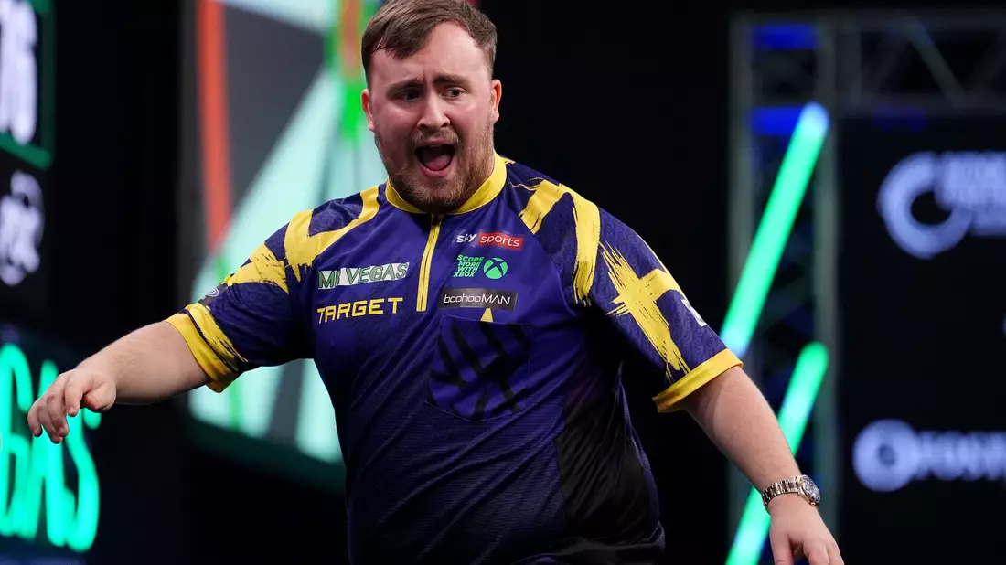 Titelgewinn und Platz eins: Darts-Wunderkind Luke Littler. - Bild: Martin Rickett/PA Wire/dpa