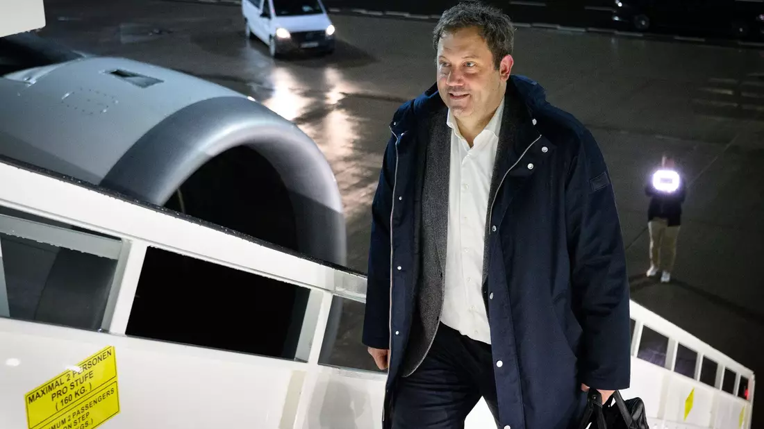 Klingbeil (SPD) reist als erster Minister der schwarz-roten Bundesregierung nach China - Außenminister Johann Wadephul (CDU) hatte seine Reise zuvor verschoben.  - Bild: Bernd von Jutrczenka/dpa