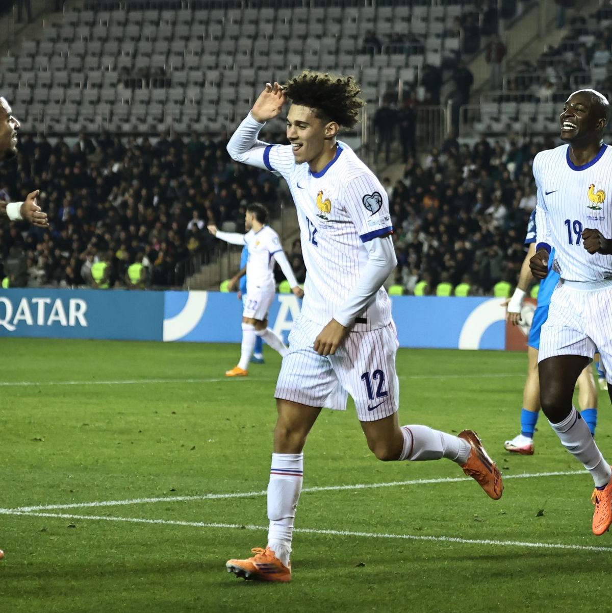 Frankreichs Maghnes Akliouche (M) traf beim französischen Sieg in Aserbaidschan. - Foto: Uncredited/AP/dpa