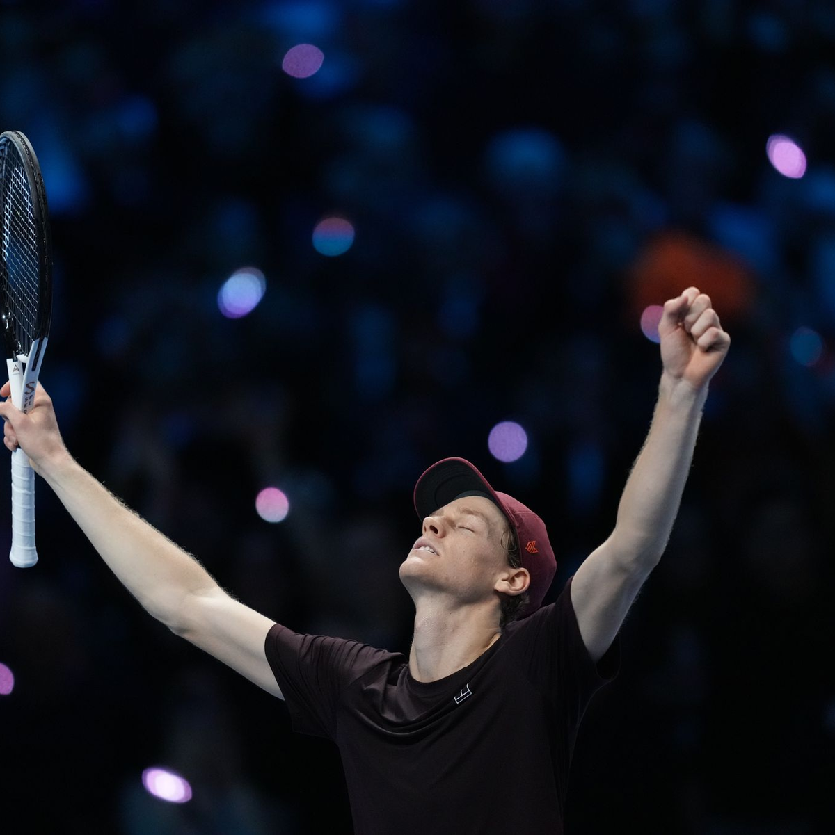 Sinner holt die Trophäe bei den ATP Finals. - Foto: Antonio Calanni/AP/dpa