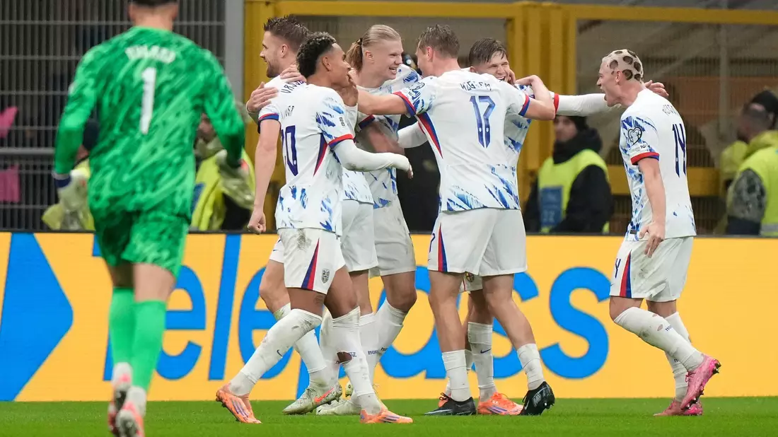Mit den Qualifikationstoren 15 und 16 dreht Norwegens Super-Torjäger Erling Haaland (r) in Italien die Partie. - Bild: Luca Bruno/AP/dpa