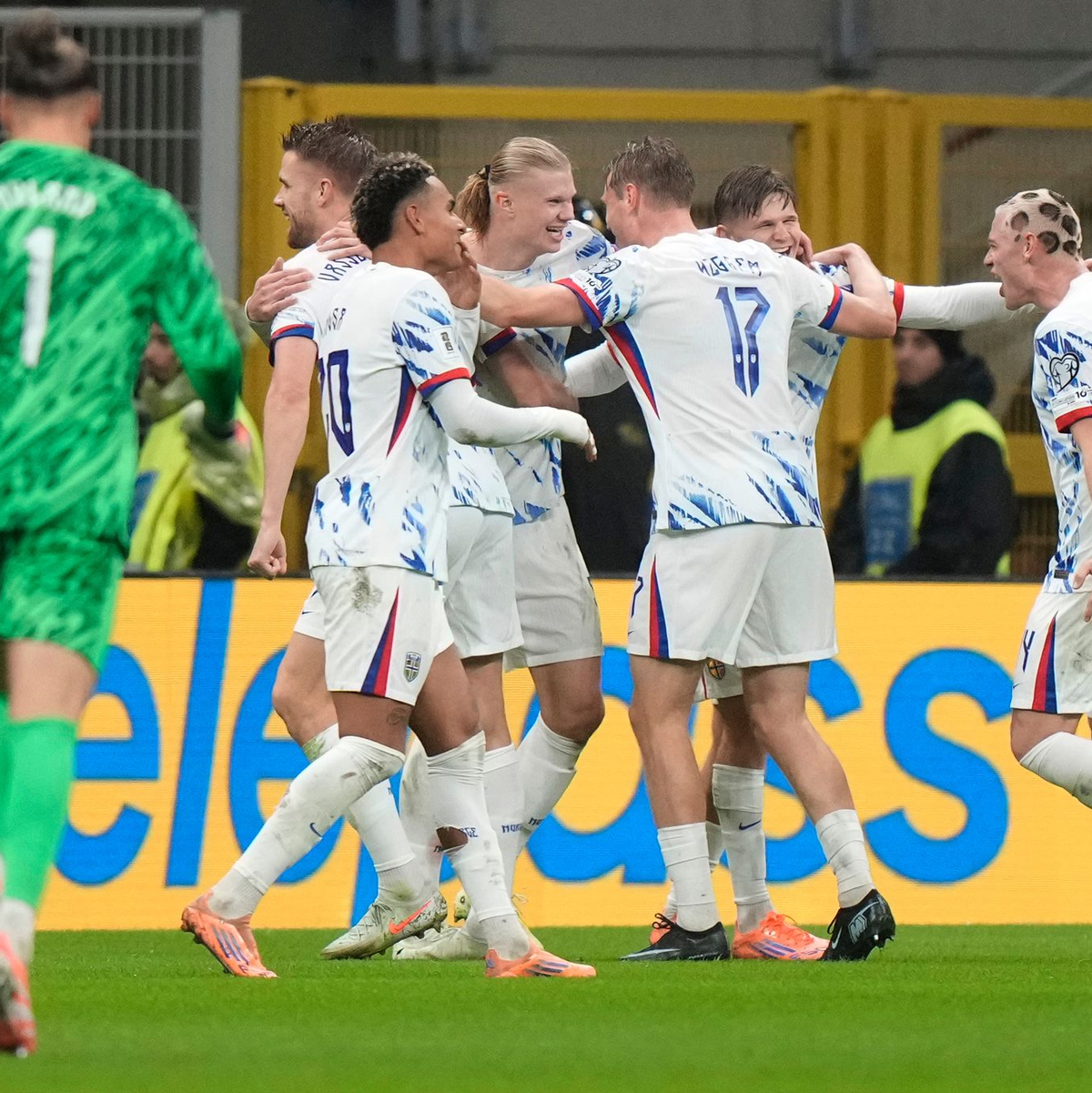 Mit den Qualifikationstoren 15 und 16 dreht Norwegens Super-Torjäger Erling Haaland (r) in Italien die Partie. - Foto: Luca Bruno/AP/dpa
