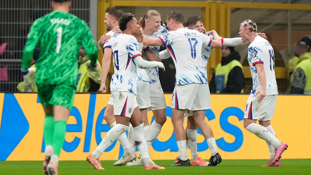 Norwegens Nationalmannschaft feiert Trainer Stale Solbakken nach dem 4:1 in Italien. - Foto: Luca Bruno/AP/dpa