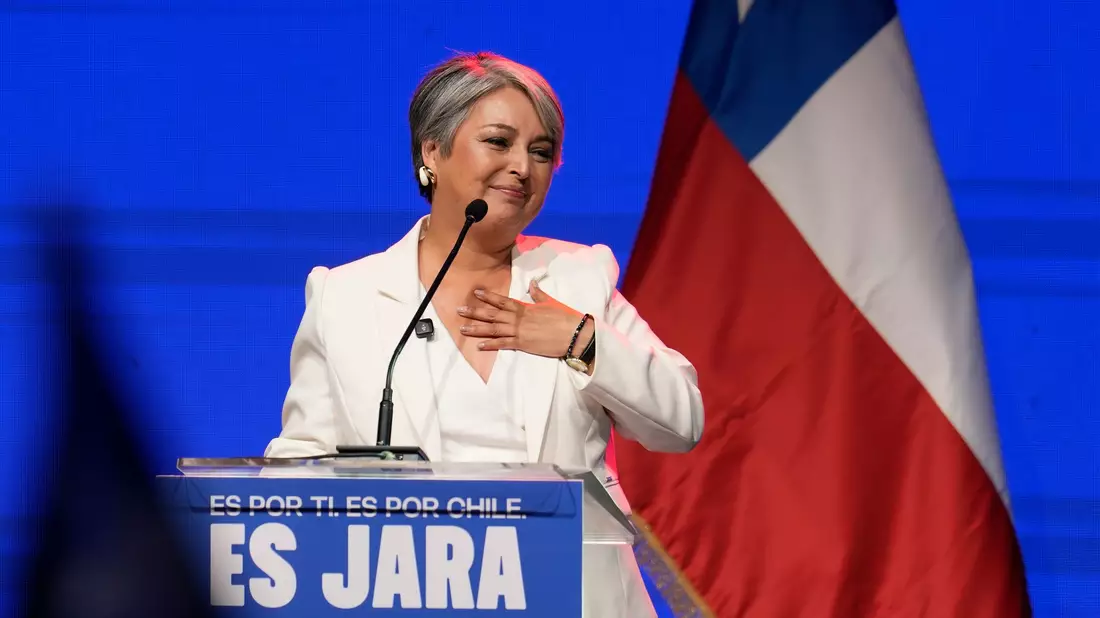 Regierungskandidatin Jara liegt bei den Wahlen knapp vorn. - Bild: Natacha Pisarenko/AP/dpa