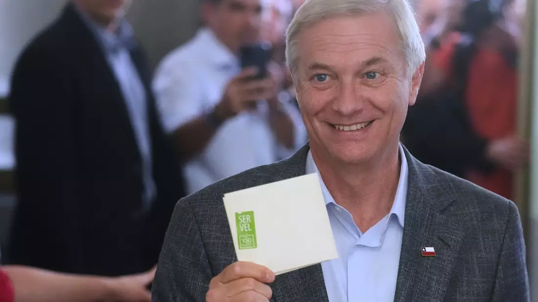 Der deutschstämmige Rechtspolitiker Kast wird wohl gegen die Kommunistin Jara in die Stichwahl ziehen. - Bild: Esteban Felix/AP/dpa