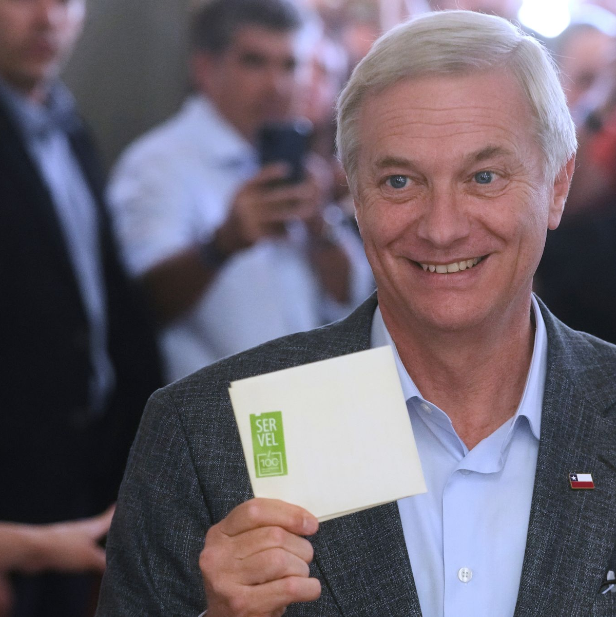 Rechtspolitiker Kast zieht als Favorit in die Stichwahl ein.  - Foto: Esteban Felix/AP/dpa