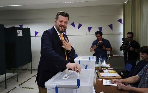 Der ultrarechte Bewerber Kaiser erzielte aus dem Stand einen Achtungserfolg.  - Foto: Cristobal Escobar/AP/dpa