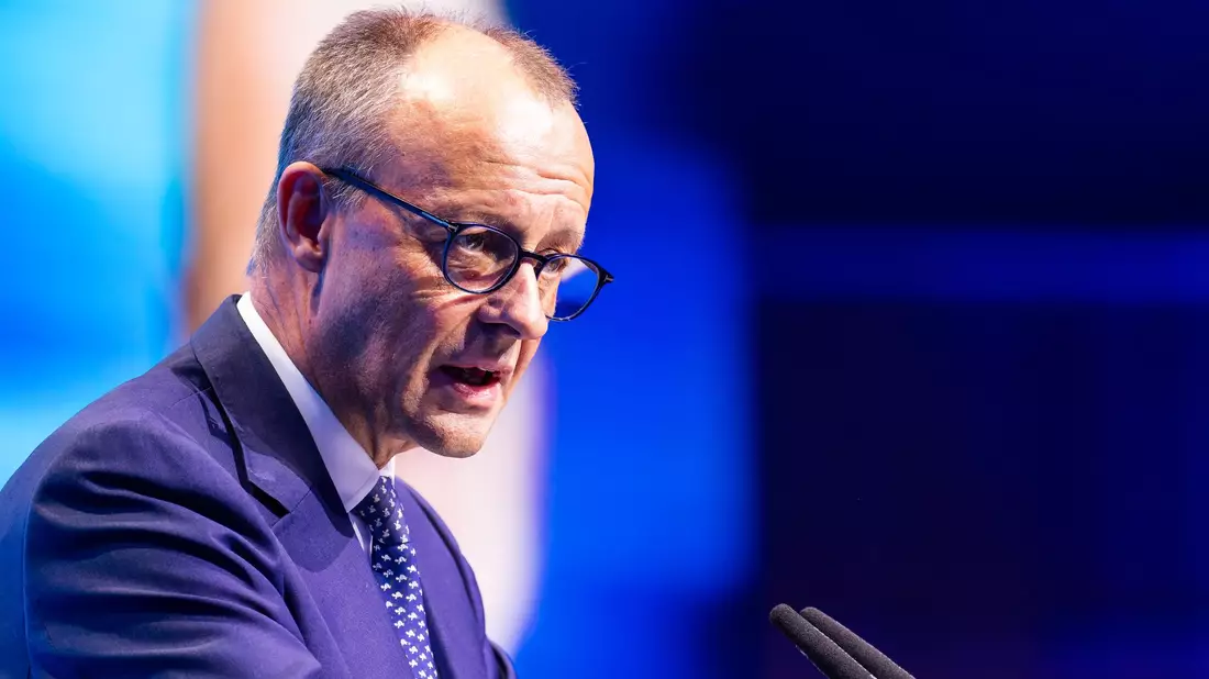 Beim Deutschlandtag der Jungen Union blies Kanzler Friedrich Merz (CDU) der Wind ins Gesicht. (Archivfoto) - Bild: Philipp von Ditfurth/dpa