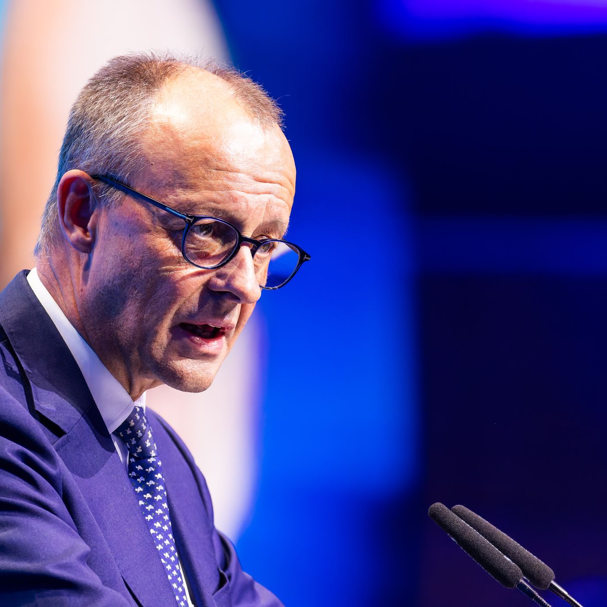 Beim Deutschlandtag der Jungen Union blies Kanzler Friedrich Merz (CDU) der Wind ins Gesicht. (Archivfoto) - Foto: Philipp von Ditfurth/dpa
