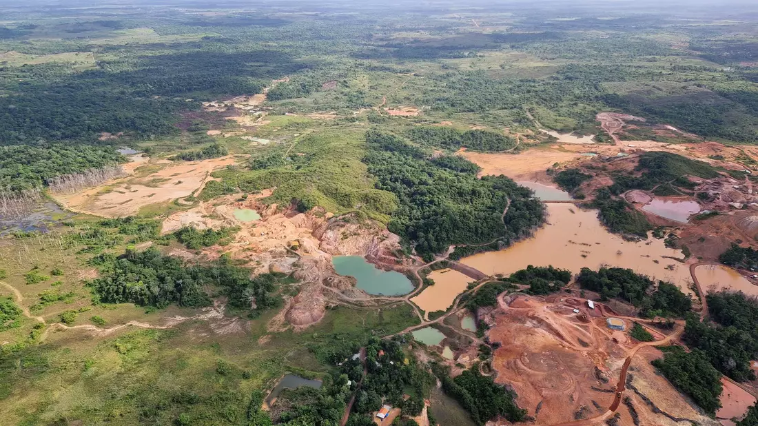 Neben legalen Goldminen machen sich Greenpeace zufolge oft illegale Goldgräber ans Werk. - Bild: Larissa Schwedes/dpa