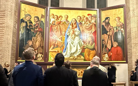 Mit roter Basketballmütze und etwas versteckt: Der Ausschnitt zeigt den deutschen Obdachlosen Burkhard Scheffler als Petrus. - Foto: Christoph Sator/dpa