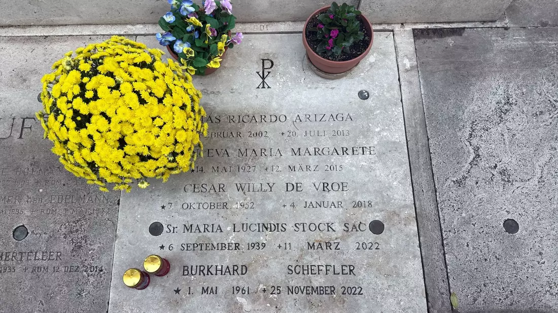 Die Urne ist auf dem Friedhof Campo Santo Teutonico bestattet. - Bild: Christoph Sator/dpa