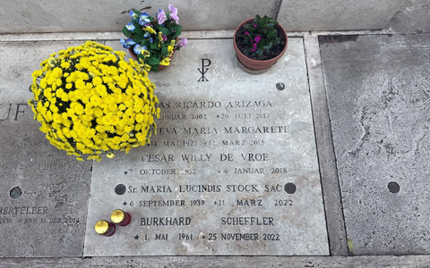 Die Urne ist auf dem Friedhof Campo Santo Teutonico bestattet. - Foto: Christoph Sator/dpa