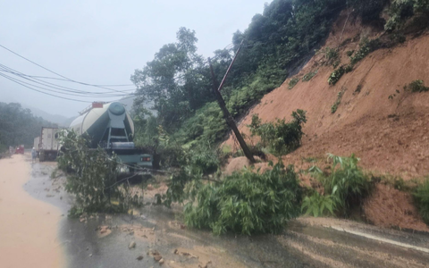 Die Einsatzkräfte brauchten wegen schwerer Erdrutsche lange, um die Unglücksstelle zu erreichen. - Foto: Dang Tuan/Vietnam News Agency/AP/dpa