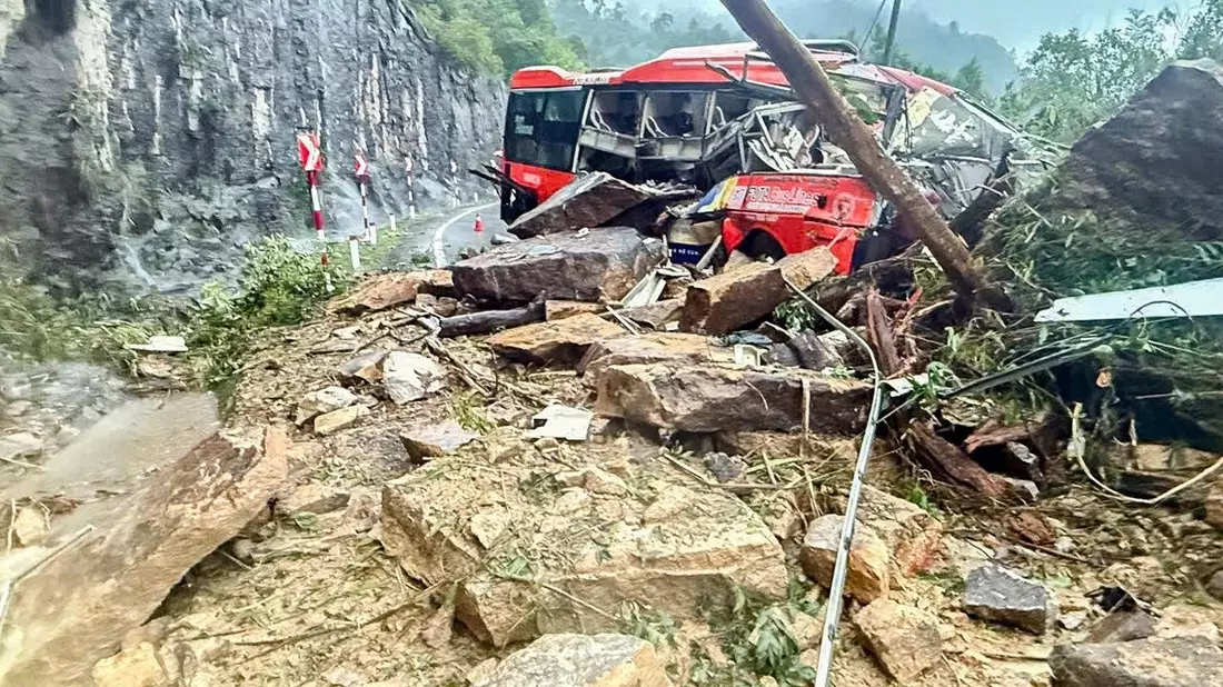 Schwere Felsbrocken und Gestein waren auf den Bus gestürzt. - Bild: Minh Bang/VNExpress via AP/dpa